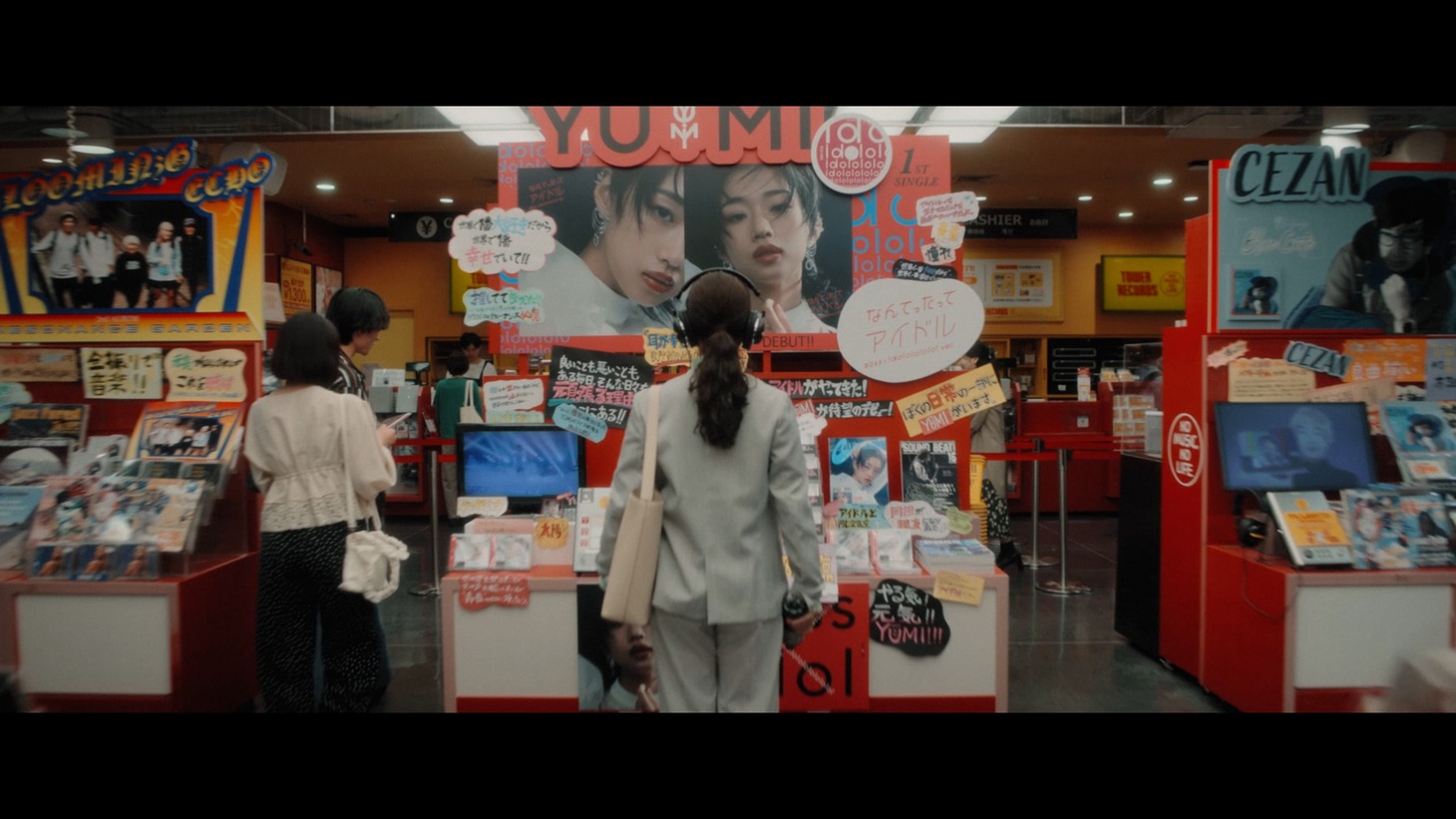「POPに恋をして」ミュージックビデオより。