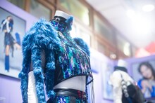 「女王蜂展図録」掲載カット