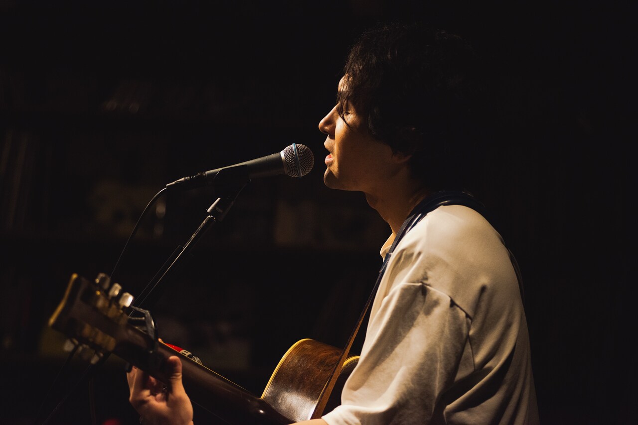 水野ねじ、弾き語りで紡いだ剥き出しの感情「心の矛盾をなんとか歌にしたい」