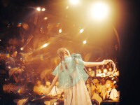 コモノサヤ（Vo, G）（撮影：ほのかねす［むろたに］）