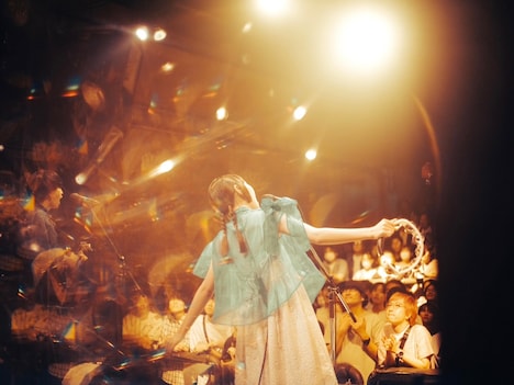 コモノサヤ（Vo, G）（撮影：ほのかねす［むろたに］）