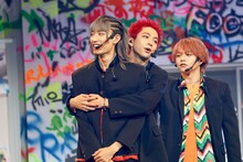 柴崎楽をバックハグする田中洸希。（撮影：小坂茂雄）