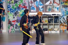 最下位争いをする松村和哉と伊藤壮吾の、チャンバラ対決での一騎打ちの様子。（撮影：小坂茂雄）