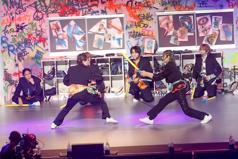 チャンバラ対決で最後まで勝ち残ったジャン海渡と柴崎楽。(撮影:小坂茂雄)