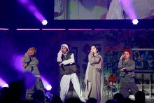 「SAWAGE!!!!」を披露する池田彪馬、古川毅、松村和哉、田中洸希。（撮影：小坂茂雄）