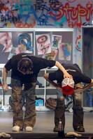 志村玲於（右）の頭を下げさせるジャン海渡（左）。（撮影：小坂茂雄）