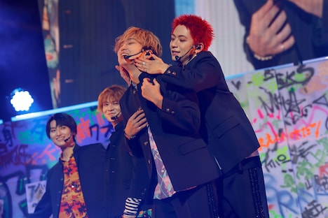 「Sweets」で池田彪馬(中央左)に絡みに行く田中洸希(中央右)。(撮影:小坂茂雄)