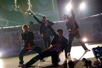 ファイヤードラゴンによる「PAYAPAYA」の様子。（撮影：小坂茂雄）