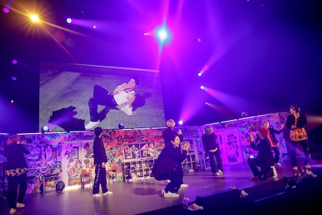 路上で“シークレットコードを突破”する松村和哉(画面)と、それを観て爆笑するメンバー。(撮影:小坂茂雄)