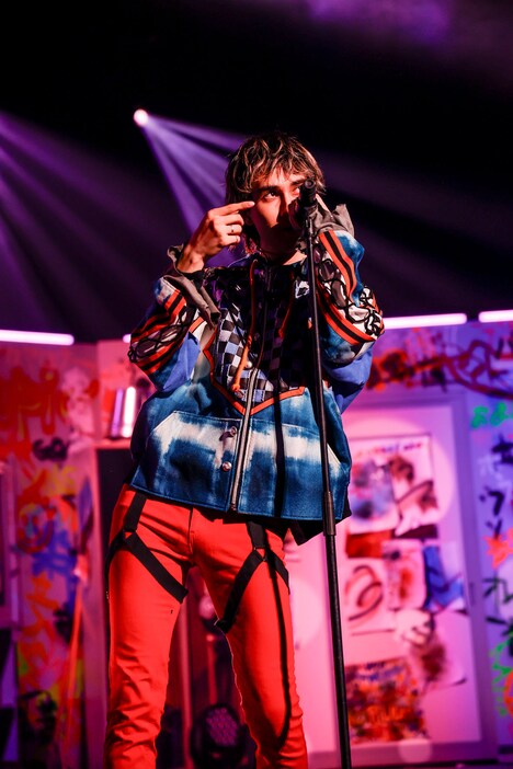 「AIKOTOBA」を歌うジャン海渡。(撮影:小坂茂雄)