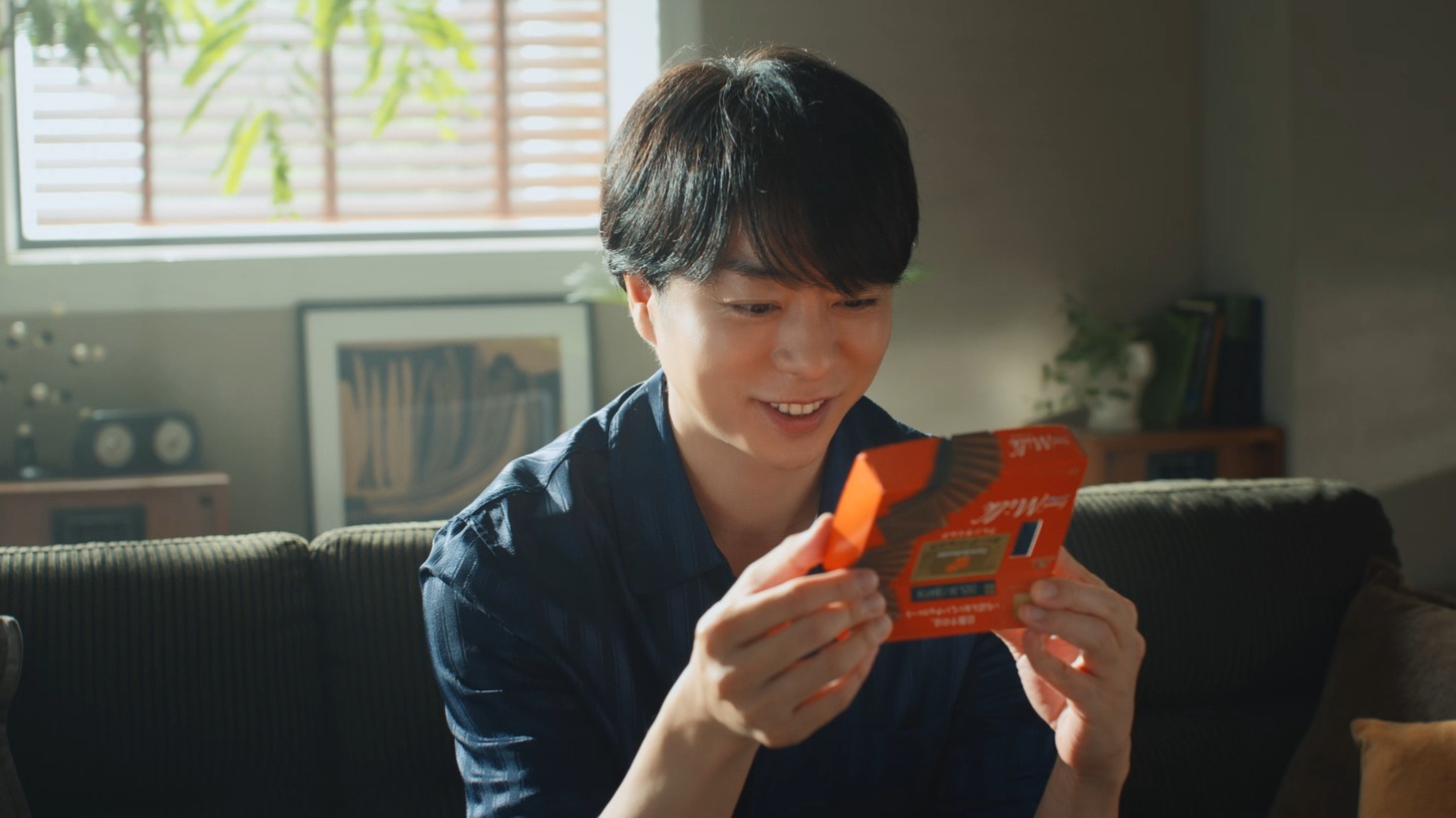 「カレ・ド・ショコラ」の新テレビCM「箱を開けた瞬間からもう」編より。