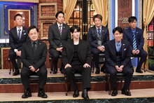 「しゃべくり007」のスタジオに登場したチャウヌ（前列中央）。(c)日本テレビ