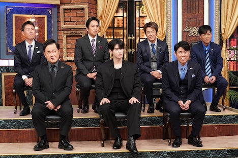 「しゃべくり007」のスタジオに登場したチャウヌ(前列中央)。(c)日本テレビ