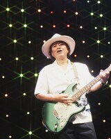 島袋優（G, Vo）（写真提供：アミューズ）