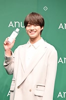 Anuaの「ドクダミ77スージングトナー」を持った大橋和也（なにわ男子）。