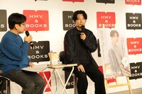 左から小田部仁、星野源。（撮影：山口宏之）