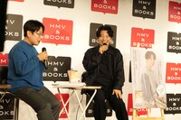 左から小田部仁、星野源。（撮影：山口宏之）