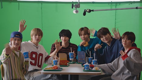 RIIZEが出演するCM「青い募金箱」編のメイキングシーンより。