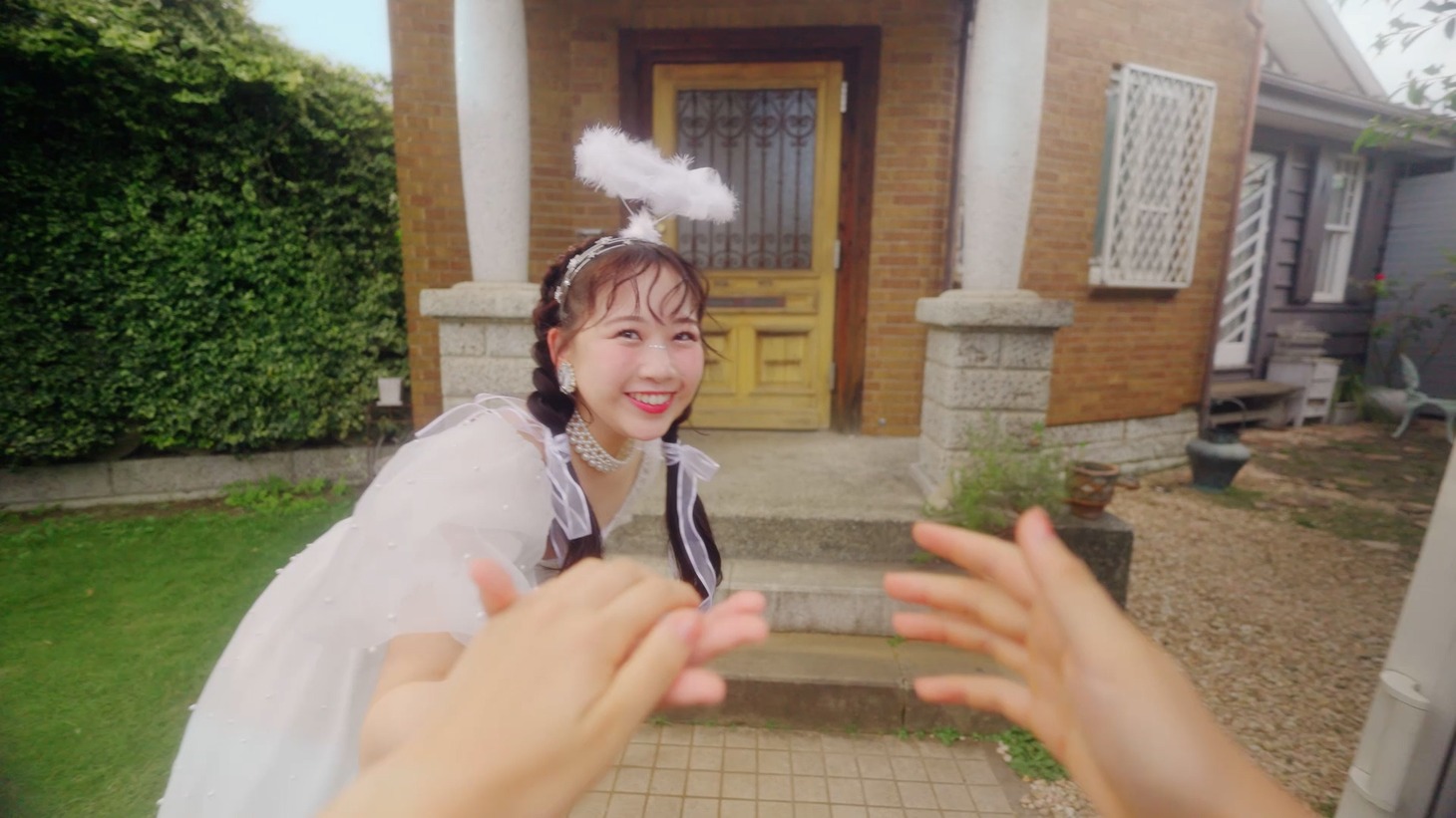 明治Web CM「Trick & Treat #FRUITS ZIPPER とお菓子で楽しむいたずらハロウィン」より。