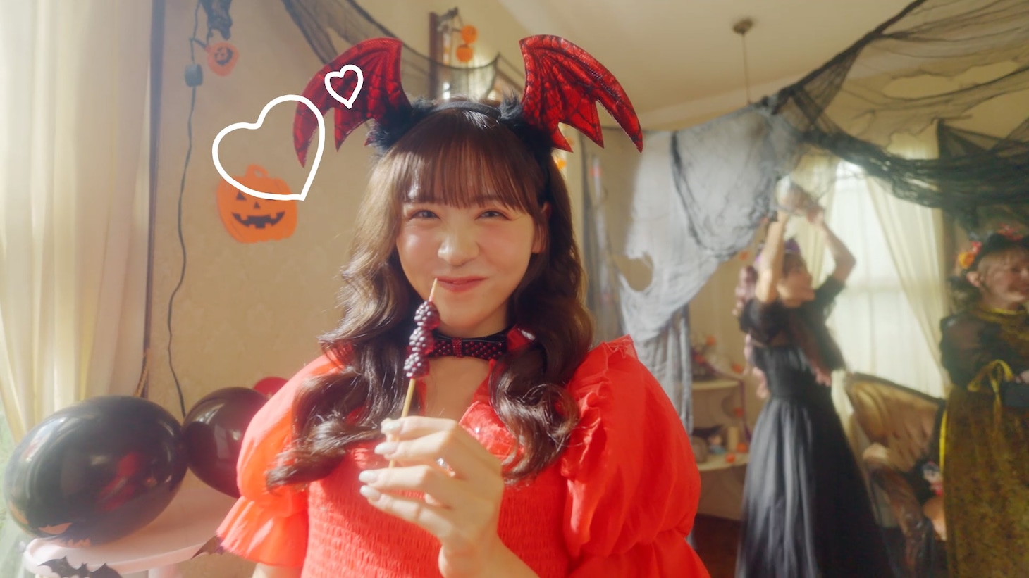 明治Web CM「Trick & Treat #FRUITS ZIPPER とお菓子で楽しむいたずらハロウィン」より。