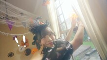 明治Web CM「Trick & Treat #FRUITS ZIPPER とお菓子で楽しむいたずらハロウィン」より。