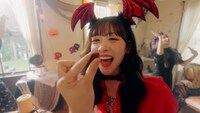 明治Web CM「Trick & Treat #FRUITS ZIPPER とお菓子で楽しむいたずらハロウィン」より。