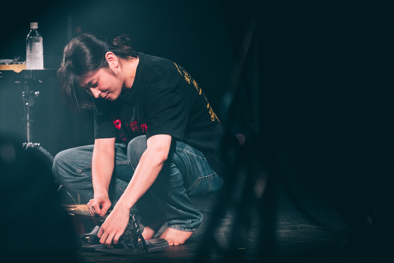 小林私、ツアーファイナルで弦交換