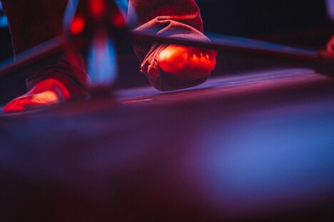 小林私の素足。（撮影：ハタサトシ）