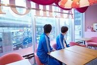 外を見る稜海。