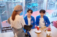 店員さんと話す稜海。