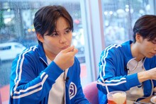 ケーキを食べる小笠原海。