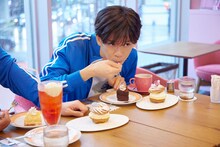 ケーキを食べる船津稜雅。