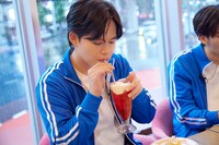 ドリンクを飲む小笠原海。