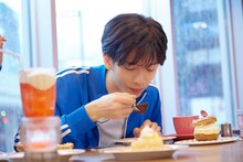 ケーキを食べる船津稜雅。