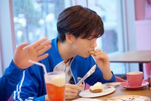 ケーキを食べる船津稜雅。