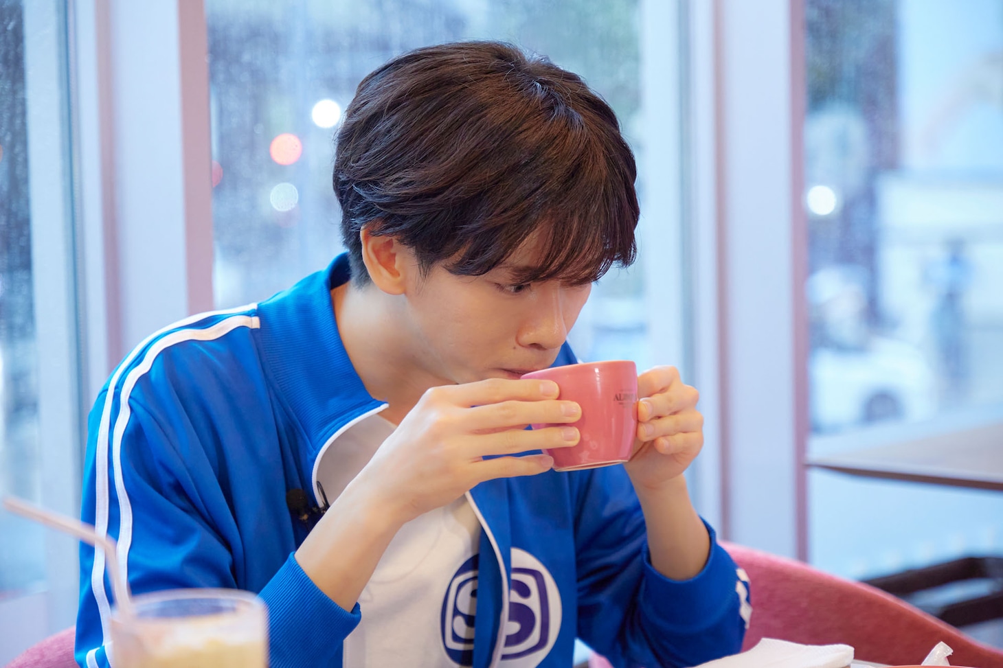 ドリンクを飲む船津稜雅。
