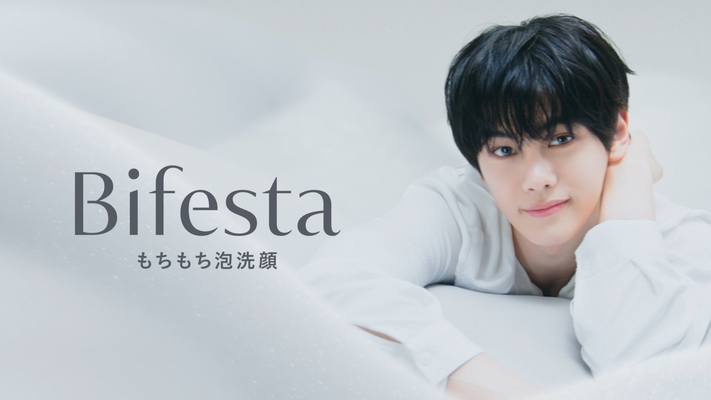 マンダム新テレビCM「ビフェスタ『泡洗顔』」編より。