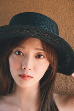 田村保乃（櫻坂46）2nd写真集「隣の席になりたい」@Loppi・HMV限定版の裏表紙。（撮影：三瓶康友）(c)講談社