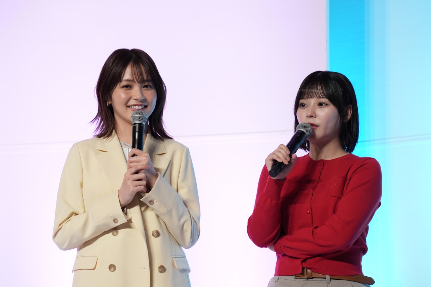 左から久間田琳加、齊藤なぎさ。