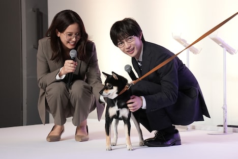 アキラを愛でる山崎紘菜と七五三掛龍也(Travis Japan)。