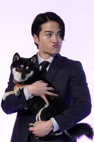 アキラを抱いた菊池風磨。