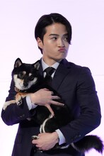 アキラを抱いた菊池風磨。