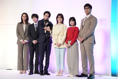 左から山崎紘菜、七五三掛龍也(Travis Japan)、菊池風磨(timelesz)、アキラ、久間田琳加、齊藤なぎさ、佳久創。