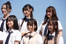 上段左から清水理央、宮地すみれ、山下葉留花、下段左から正源司陽子、渡辺莉奈、石塚瑶季。