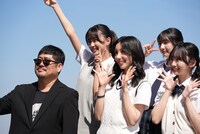 左から熊切和嘉監督、平尾帆夏、小西夏菜実、竹内希来里、藤嶌果歩。