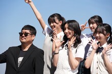 左から熊切和嘉監督、平尾帆夏、小西夏菜実、竹内希来里、藤嶌果歩。