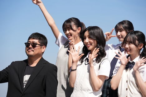 左から熊切和嘉監督、平尾帆夏、小西夏菜実、竹内希来里、藤嶌果歩。