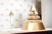 大量の「フェレロ ロシェ」で飾られた会見場。