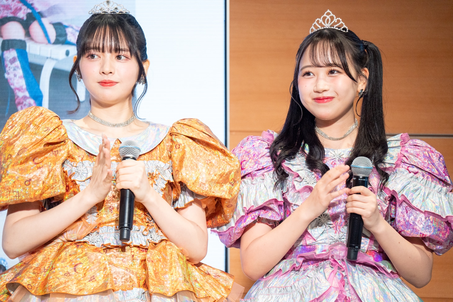 FRUITS ZIPPERの鎮西寿々歌と松本かれん。