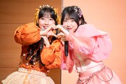 かわいい“いらっしゃいませ”を披露するCUTIE STREETの川本笑瑠と桜庭遥花。